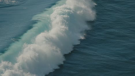 Mächtige-Meereswellen-Stürzen-In-Zeitlupe-Ab