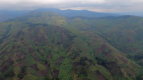 Sobrevuelo-De-Empinadas-Laderas-Llenas-De-Pequeños-Campos-De-Cultivo-Local-En-La-República-Democrática-Del-Congo