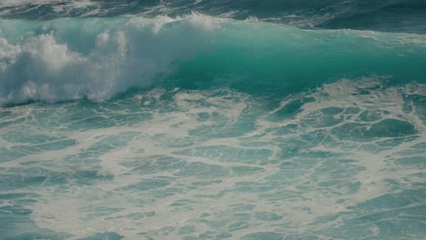 Große-Türkisfarbene-Meereswelle,-Die-In-Superlangsamer-Bewegung-Zusammenbricht