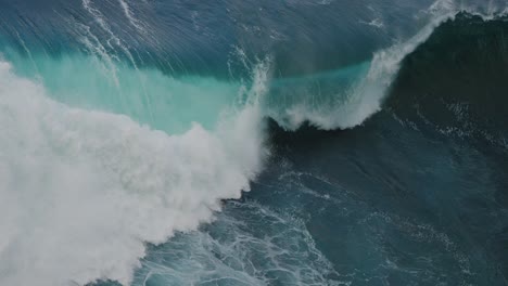 Große-Meereswelle,-Die-In-Superlangsamer-Bewegung-Zusammenbricht