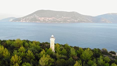 Fiskardo-Leuchtturm-Und-Unberührtes-Blaues-Wasser-Des-Ionischen-Meeres-Auf-Der-Insel-Kefalonia-In-Griechenland