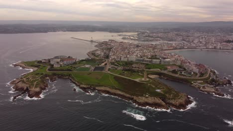 Vista-Aérea-De-La-Ciudad-De-La-Coruña-Durante-La-Hora-Dorada