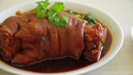Geschmorte-Schweinshaxe-Oder-Geschmorte-Schweinekeule---Asiatischer-Essensstil