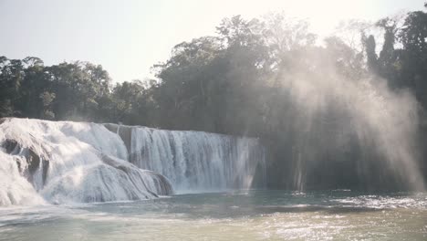 Helle-Sonne-Scheint-über-Agua-Azul-Wasserfälle-Und-Fluss-In-Chiapas,-Mexiko