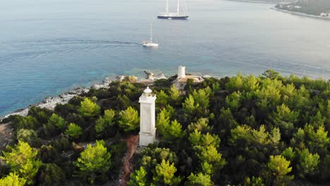 Lighthouse-Of-Fiskardo-Amidst-The-Green-Forest-At-The-Shore-Of-Ionian-Sea-In-Cephalonia-Island,-Greece