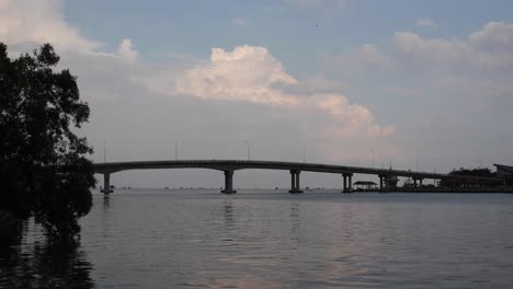 Bang-Tabun-Straßenbrücke-Erstreckte-Sich-über-Den-Fluss-Mit-Wolken-Hoch-Oben-In-Thailand-Teil-2