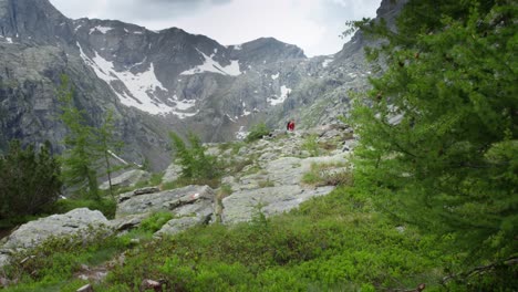 Ein-Junger-Mann-Wandert-An-Einem-Bewölkten-Tag-In-Den-Italienischen-Alpen