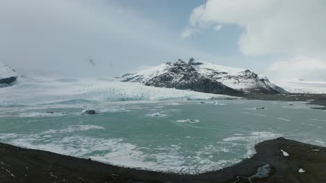 See,-Der-Durch-Schmelzende-Gletscher-In-Island-Gebildet-Wird---Luftflug