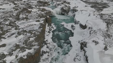 Luftaufnahme-über-Dem-Wasserfall-Aldeyjarfoss-In-Der-Verschneiten-Landschaft-Islands