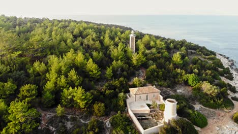 Malerischer-Blick-Auf-Wald--Und-Küstenlandschaft-In-Kefalonia-Griechenland---Luftaufnahme