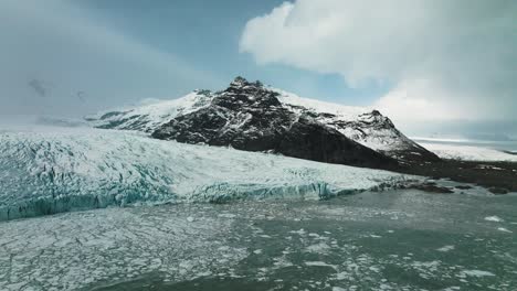 Schwimmendes-Eis-Von-Gletschern-In-Der-Wunderschönen-Bergigen-Isländischen-Landschaft,-Aus-Der-Luft