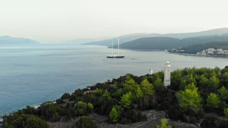 Modernes-Äußeres-Des-Neuen-Leuchtturms-Von-Fiskardo-Nahe-Der-Küste-Des-Ionischen-Meeres-In-Kefalonia,-Griechenland