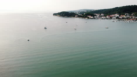 Drohne-Luftbild,-Verankerte-Boote-In-Der-Bucht-Der-Insel-Rab,-Kroatien