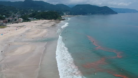 Turistas-En-La-Pintoresca-Playa-De-Japón-Durante-El-Verano---Toma-Aérea-De-Drones