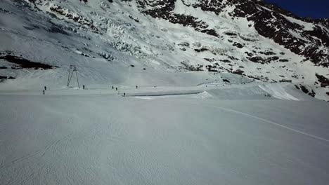 Hermosa-Toma-De-Drones-De-Una-Pista-De-Esquí-Y-Snowboard-En-Los-Alpes-Suizos