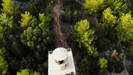 Bird's-Eye-View-On-The-Venetian-Lighthouse-Of-Fiskardo-In-Kefalonia-Island,-Greece---aerial-drone-shot