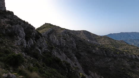 Toma-4k-De-Una-Gran-Cordillera-Con-Turistas-Caminando-Sobre-Ella-En-La-Concha,-Marbella,-España