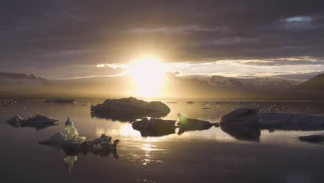 Big-intense-sun-illuminating-glaciers-in-the-jokulsarlon-lagoon,-Iceland