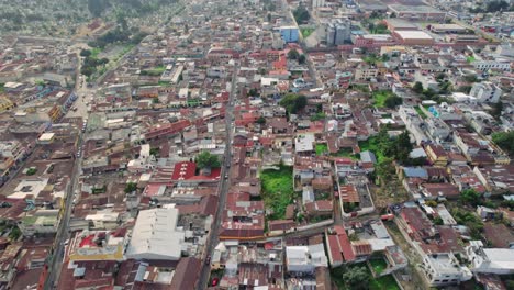 Drohnen-Luftaufnahmen-Von-Kolonialen-Städtischen-Nachbarschaftsstraßen-Im-Zentralamerikanischen-Hochland-In-Quetzaltenango,-Zone-1-Xela,-Guatemala