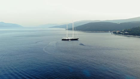 Yacht-Floating-In-The-Sea-Near-The-Venetian-Lighthouse-Of-Fiskardo-In-Kefalonia,-Greece