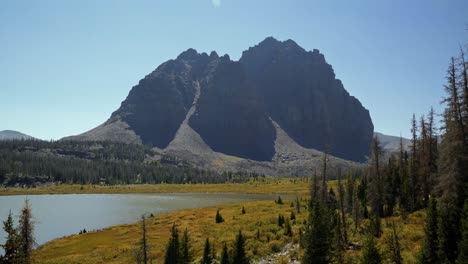 Atemberaubende-Naturlandschaft,-Die-Den-Unglaublichen-Red-Castle-Peak-Auf-Einem-Rucksackpfad-Im-High-Uinta-National-Forest-Zwischen-Utah-Und-Wyoming-Nach-Oben-Kippt,-Mit-Einem-Angelsee-Auf-Der-Linken-Seite