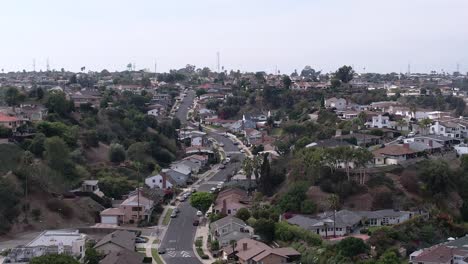 Baldwin-Hills-Camino-Sinuoso-A-Través-De-Barrio-Suburbano-Urbanización-Creciente-Vista-Aérea