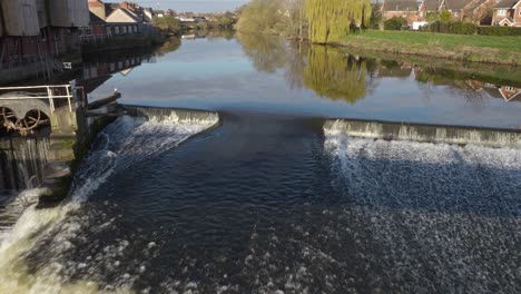 A-view-of-Castleford-Weir-on-the-River-Aire-Yorkshire-UK,-showing-fast-flowing-water-on-a-bright-sunny-day