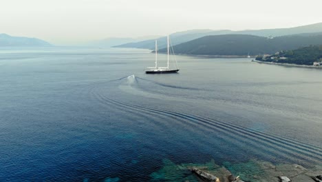 Segelboot-Auf-Dem-Klaren-Blauen-Wasser-Des-Ionischen-Meeres-Auf-Der-Insel-Kefalonia,-Griechenland
