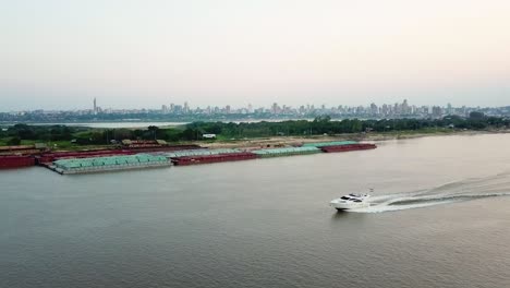 Eine-Yacht,-Die-Am-Paraguayischen-Fluss-Segelt