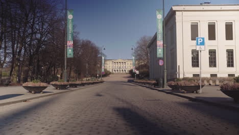 Calles-Estériles-Frente-A-La-Universidad-Noruega-Durante-El-Cierre-De-Covid-19
