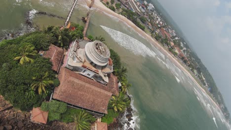 Vista-Aérea-De-Drones-Alrededor-De-La-Isla-Tropical-De-Mirissa-Rodeada-De-Arena-Y-Olas-Oceánicas-En-El-Destino-Turístico-De-Sri-Lanka
