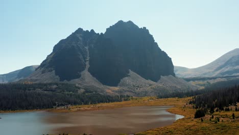 Atemberaubende-Luftdrohne-Landschaft-Natur-Absteigende-Aufnahme-Einer-Großen-Wiese-Mit-Einem-Kleinen-Bach-Mit-Dem-Wunderschönen-Lower-Red-Castle-Lake-Und-Dem-Gipfel-Dahinter-Im-High-Uinta-National-Forest-In-Utah