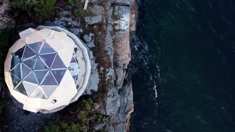 Drone-Ascendiendo-En-La-Cúpula-ártica---Campamento-Ecológico-En-Las-Costas-Rocosas-De-Noruega