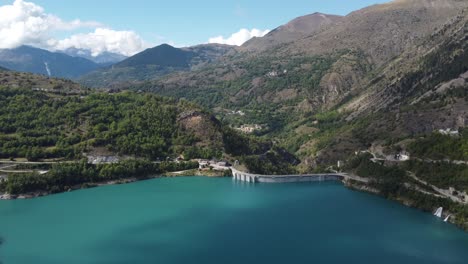 Chambon-See-Luftbild-Ruhig-Klares-Wasser-Fluss-Mitten-In-Den-Alpen-Frankreichs