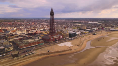 Vista-Aérea-De-La-Torre-De-Blackpool-Y-Del-Paseo-Marítimo-En-La-Zona-Central-De-Blackpool