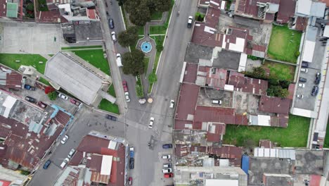 Drone-Aerial-Footage-Of-Central-American-Highlands-Colonial-Urban-Neighborhood-Park-Parque-El-Calvario-In-Quetzaltenango,-Zone-1-Xela,-Guatemala-With-Traffic-Driving-Through-The-Streets