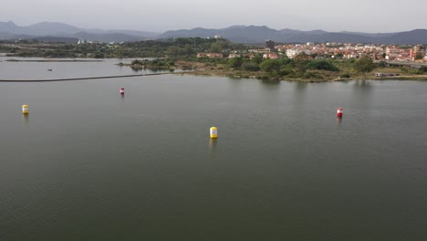 Drohnenflug-über-Dem-Wasser-Und-Die-Bojen-Bereit-Für-Den-World-Cup-Jet-Ski-In-Olbia-Sardinien-Mit-Der-Stadt-Im-Hintergrund