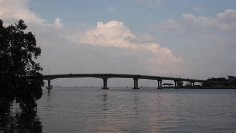 Puente-De-Carretera-Bang-Tabun-Extendido-Sobre-El-Río-Con-Nubes-En-Lo-Alto-En-Tailandia-Parte-1