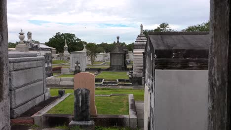 Vuelo-Aéreo-A-Través-De-Un-Crip-En-El-Antiguo-Cementerio-Metairie-En-Nueva-Orleans