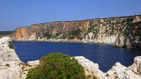 Unberührtes-Blaues-Wasser-Und-Felsige-Klippen-Von-Alaties-Strand-In-Erisos,-Insel-Cephalonia,-Griechenland