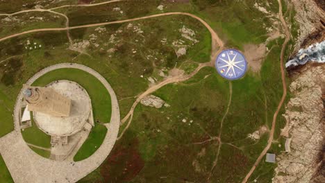 Luftaufnahme-Von-Oben-Nach-Unten-Des-Alten-Leuchtturms-Herkules-Aus-Dem-Römischen-Reich-In-La-Coruna-Nordspanien-Mit-Kompass-über-Einer-Klippe