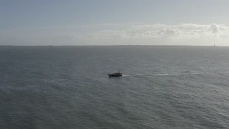 La-Guardia-Costera-Irlandesa-Remolca-Un-Barco-De-Pesca-En-Un-Mar-Plano-Con-Una-Línea-Muy-Larga