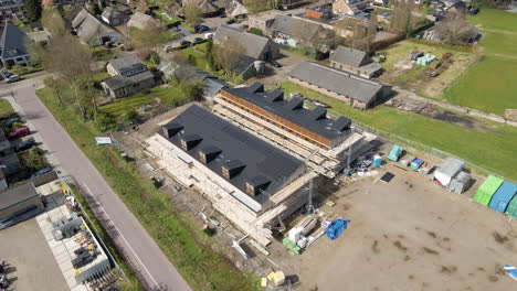 Cinematic-aerial-of-construction-site-with-new-homes-with-solar-panels-on-rooftop