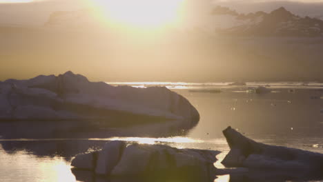 Glaciares-Flotando-En-La-Laguna-Jokulsarlon-Durante-El-Amanecer,-Islandia