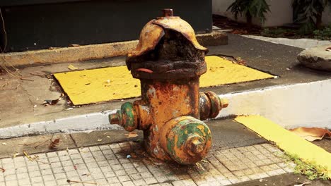 4K-Aufnahmen-Eines-Alten-Und-Verlassenen-Hydranten-In-Den-Straßen-Von-Panama