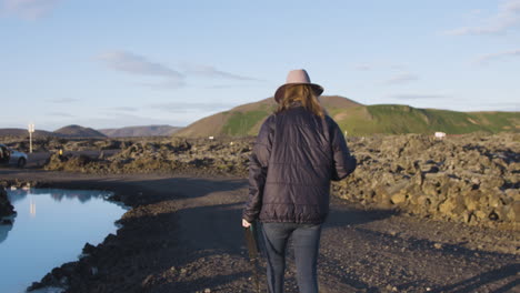 Mujer-Fotógrafa-Irreconocible-Visitando-Laguna-Azul,-Islandia