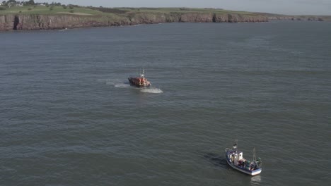 La-Guardia-Costera-Irlandesa-Se-Prepara-Para-Remolcar-Un-Barco-Pesquero-De-Regreso-Al-Puerto
