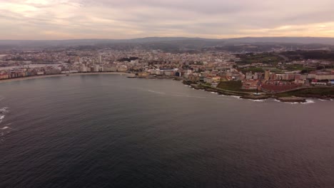 Vista-Aérea-Panorámica-De-La-Puesta-De-Sol-Del-Paisaje-Urbano-De-La-Coruña