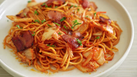 Espaguetis-Salteados-Con-Kimchi-Y-Tocino---Estilo-Comida-Fusión