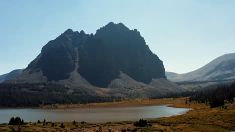 Atemberaubende-Drohnen-Landschaft-Aus-Der-Luft,-Natur-Dolly-In-Aufnahme-Einer-Großen-Wiese-Mit-Einem-Kleinen-Bach-Mit-Dem-Wunderschönen-Lower-Red-Castle-Lake-Und-Dem-Gipfel-Dahinter-Im-High-Uinta-National-Forest-In-Utah